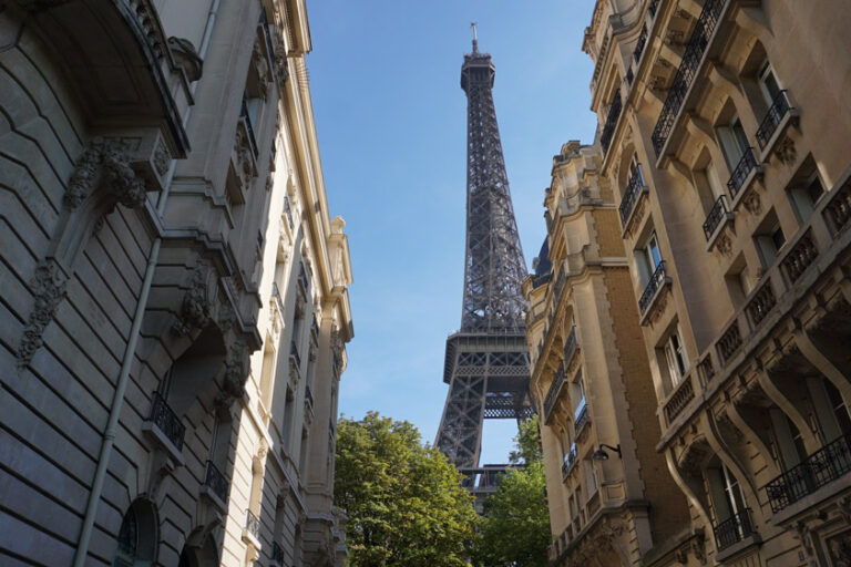 photo-paris-eiffel-cabinet-huissier-legathuiss